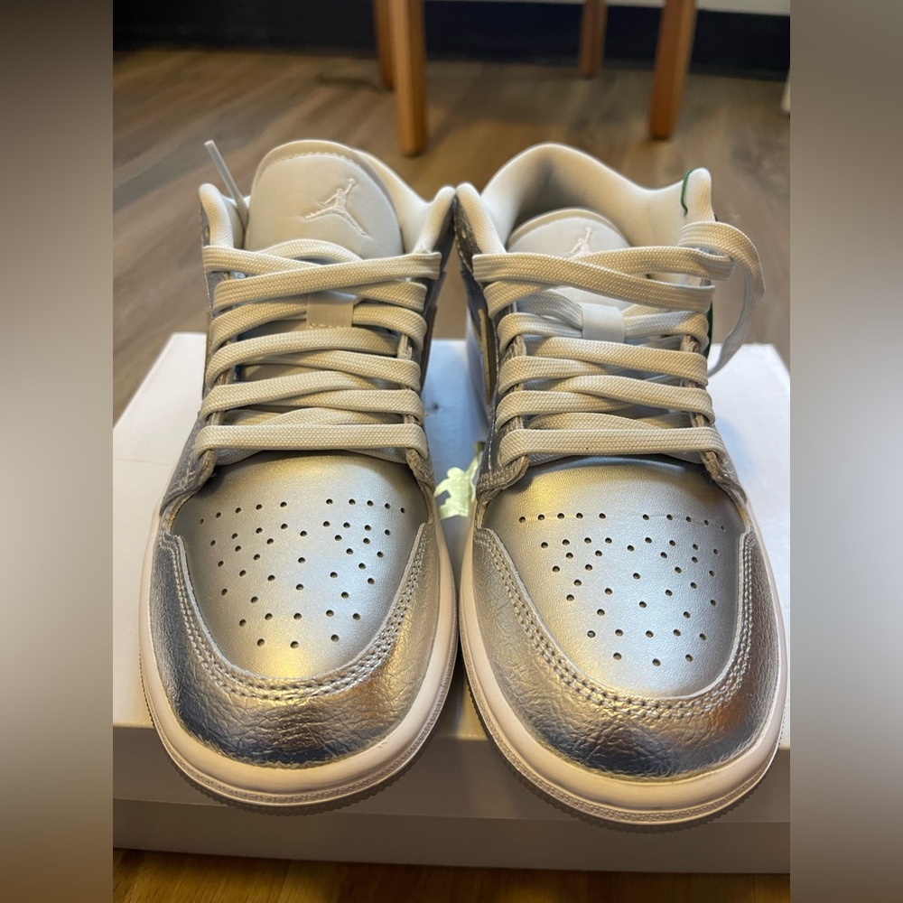 NWT Women’s Nike Jordan Air 1 Low SE Sneakers Metallic Silver/Photon Dust - Picture 8 of 11